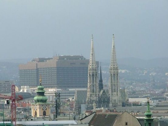 Düstere Wolken brauen sich über dem AKH zusammen.