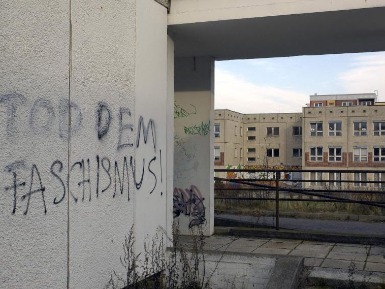 Während die Ermittlungen auf Hochtouren laufen, wird den Mordopfern vielerorts gedacht. Während die Ermittlungen auf Hochtouren laufen, wird den Mordopfern vielerorts gedacht.