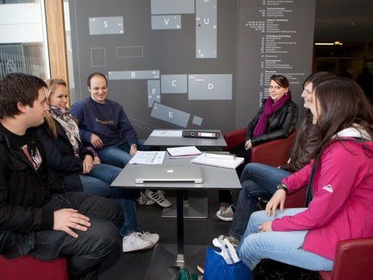 Erfreuliche Ergebnisse der Befragung der FHV-AbsolventInnen. Erfreuliche Ergebnisse der Befragung der FHV-AbsolventInnen.