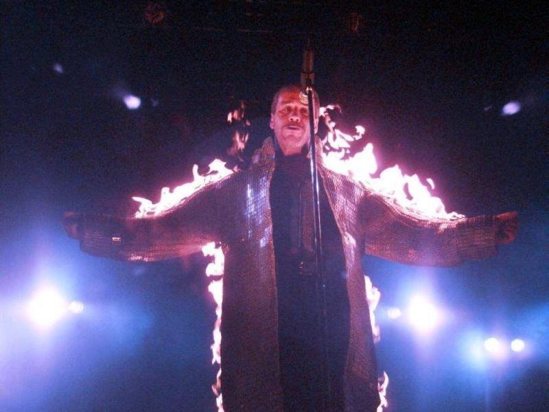 Feuer und Flamme ist Sänger Til Lindemann regelmäßig auf der Bühne. Feuer und Flamme ist Sänger Til Lindemann regelmäßig auf der Bühne.