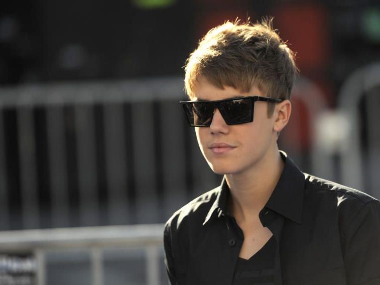Justin Bieber hat schon über 70 Millionen Euro mit seinen Alben, Konzerten und Produkten mit seinem Namen eingespielt. Justin Bieber hat schon über 70 Millionen Euro mit seinen Alben, Konzerten und Produkten mit seinem Namen eingespielt.