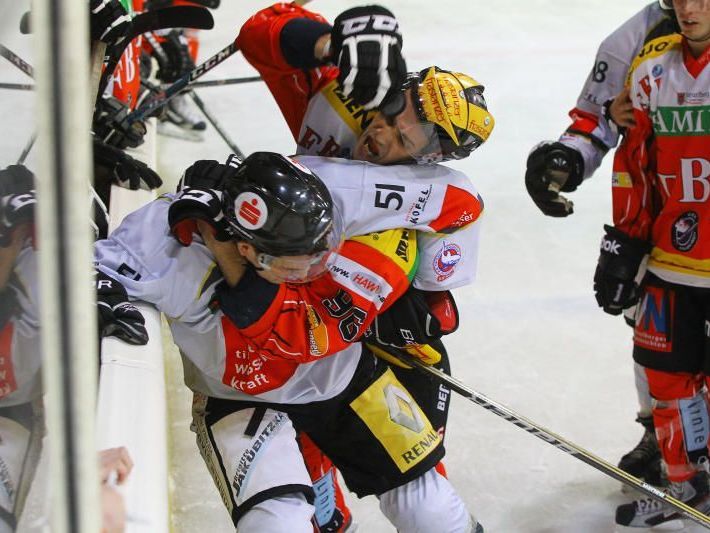 Im Westderby zwischen Feldkirch und Innsbruck geht es immer ordentlich zur Sache – beim letzten Duell gerieten sich VEU-Verteidiger Marco Ferrari (r.) und Valentin Schennach in die Haare.