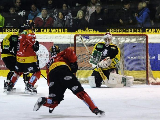 Lustenau-Goalie Bernhard Bock wurde schon im ersten Derby heftig unter Beschuss genommen. Lustenau-Goalie Bernhard Bock wurde schon im ersten Derby heftig unter Beschuss genommen.