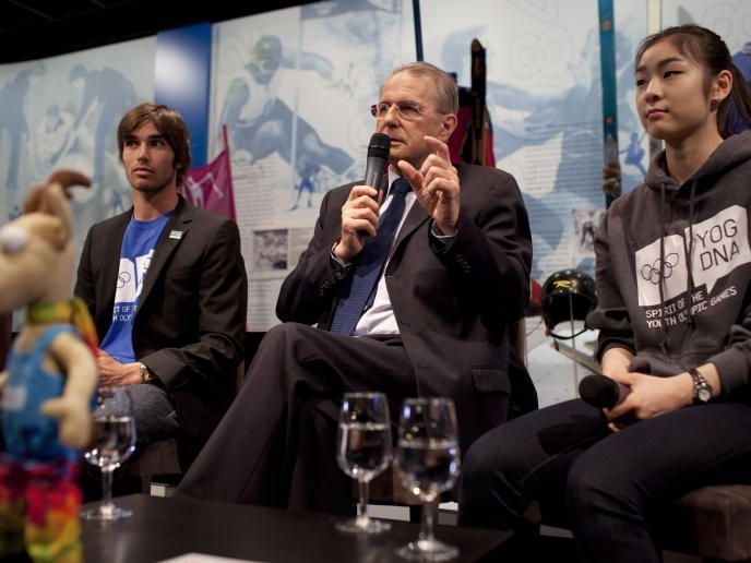 Werbung für die Olympischen Jugend-Winterspiele: IOC-Präsident Jacques Rogge mit den beiden Innsbrucker Olympia-Botschaftern Kevin Rolland (Freestyle) und Yu-Na Kim (Eiskunstlauf). Werbung für die Olympischen Jugend-Winterspiele: IOC-Präsident Jacques Rogge mit den beiden Innsbrucker Olympia-Botschaftern Kevin Rolland (Freestyle) und Yu-Na Kim (Eiskunstlauf).