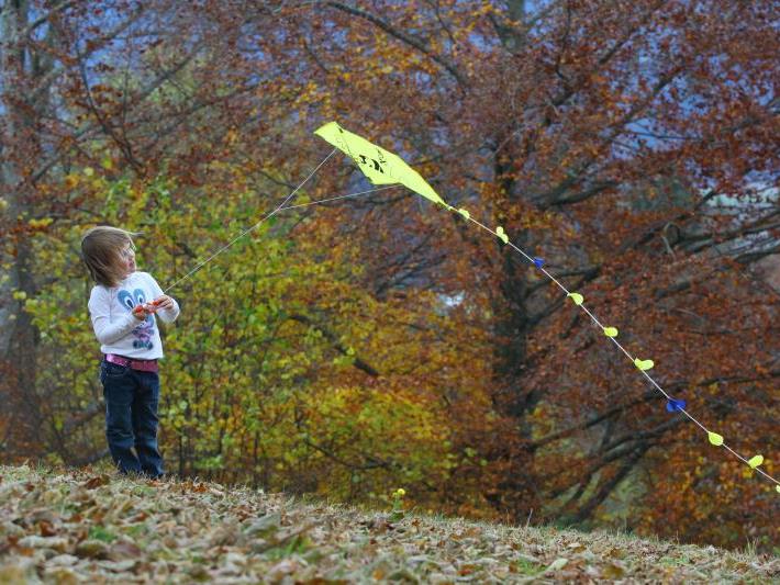 Luisa, 5 Jahre alt aus Thüringerberg, lässt ihren Drachen steigen.
