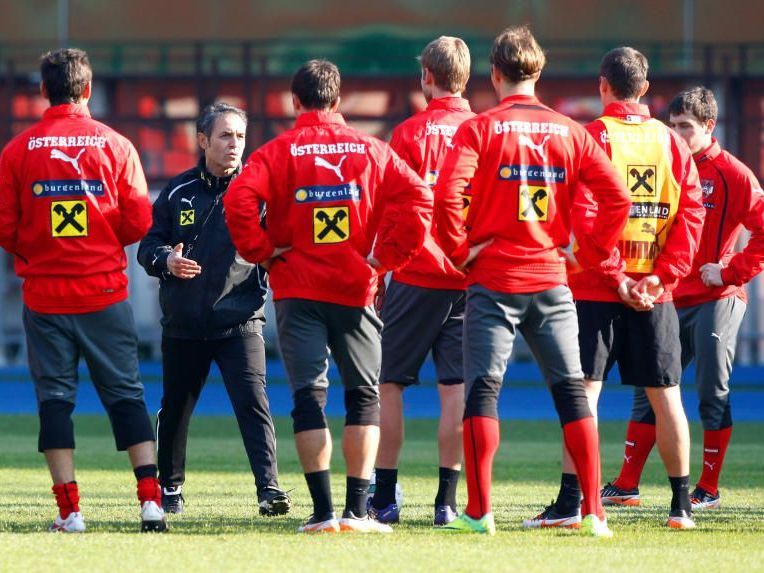 Mit seinen klaren Anweisungen hat ÖFB-Neo-Teamchef Marcel Koller die Spieler in den Trainingseinheiten für sich gewinnen können. Mit seinen klaren Anweisungen hat ÖFB-Neo-Teamchef Marcel Koller die Spieler in den Trainingseinheiten für sich gewinnen können.