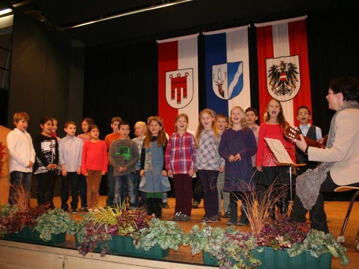 „Happy Birthday“ sang der Chor der Kennelbacher Schule. „Happy Birthday“ sang der Chor der Kennelbacher Schule.