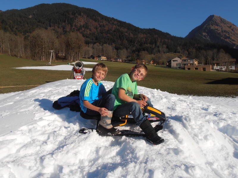 Noah Gabriel und sein Kumpel Stefan nützen die Schneehaufen aus dem „Kanonentest“ beim Übungslift bei der Diedams-Talstation.