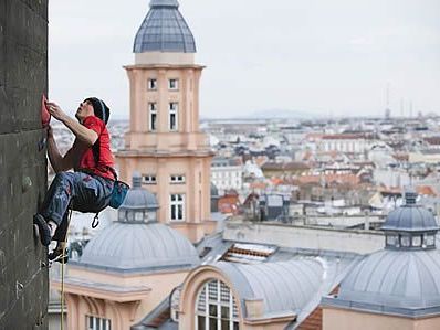Einzigartig: Die Kulisse beim urbanen Klettern am Flakturm in Mariahilf Einzigartig: Die Kulisse beim urbanen Klettern am Flakturm in Mariahilf