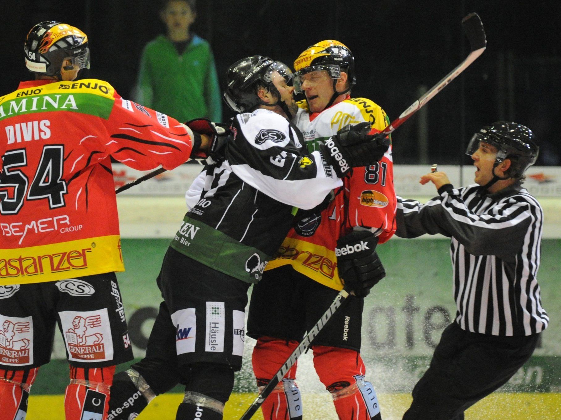 In den Duellen zwischen Dornbirn und Feldkirch geht es immer hart zur Sache – im Bild Thomas Auer (l.) gegen Andreas Judex (r.). In den Duellen zwischen Dornbirn und Feldkirch geht es immer hart zur Sache – im Bild Thomas Auer (l.) gegen Andreas Judex (r.).