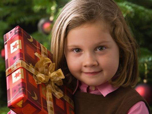 Kinder freuen sich auf die kommende Advent- und Weihnachtszeit.