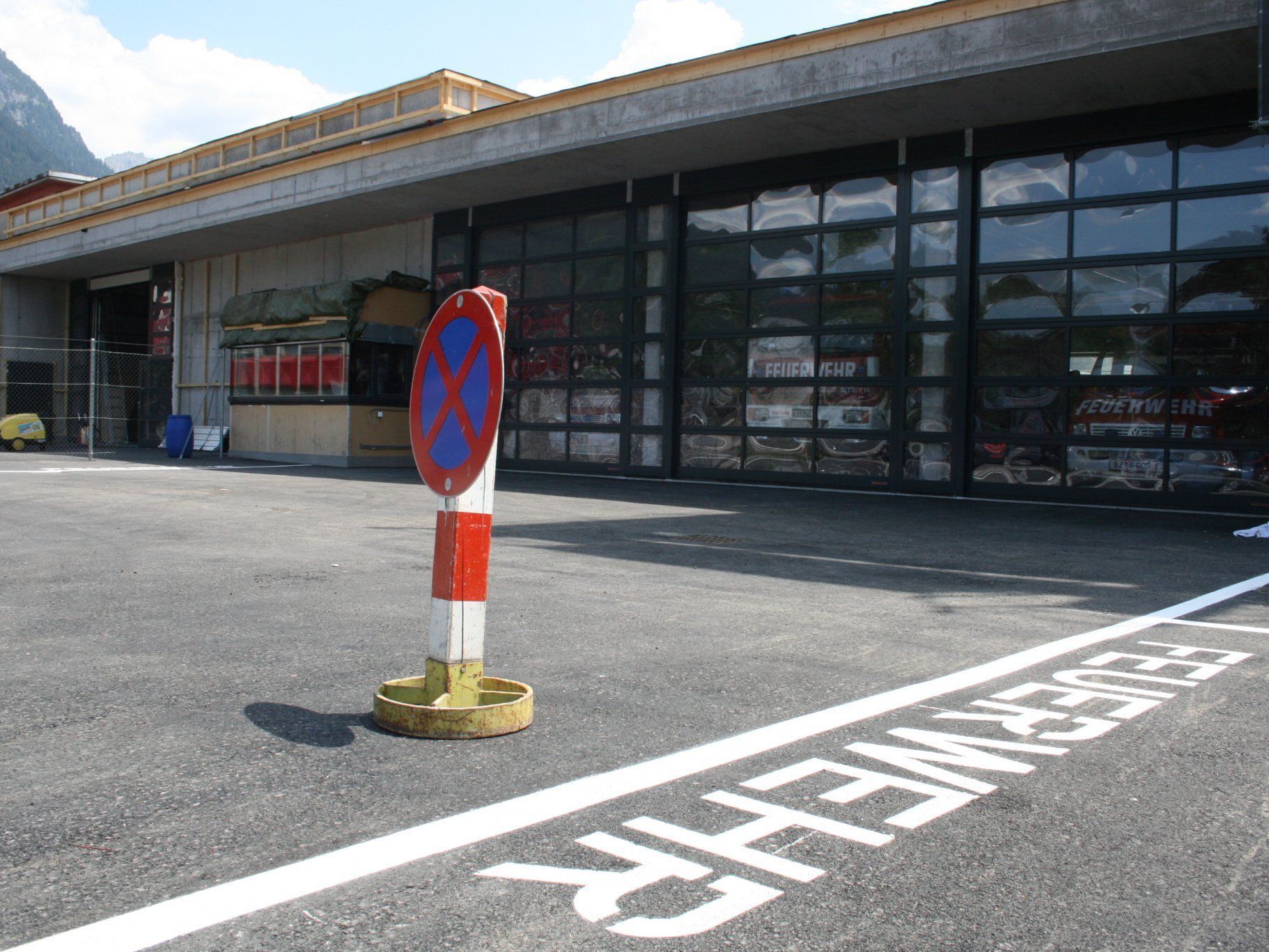 Nicht einmal drei Monate ist am modernen Gebäudekomplex aus Massivbeton gebaut worden. Nicht einmal drei Monate ist am modernen Gebäudekomplex aus Massivbeton gebaut worden.