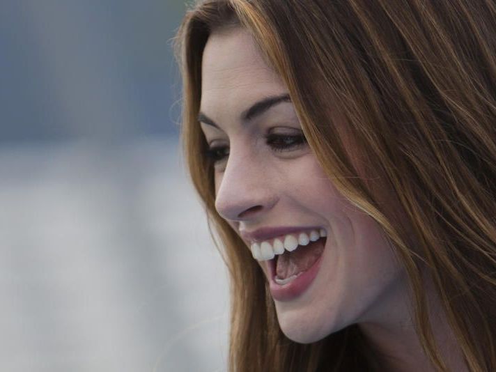 Ja, sie hat leicht lachen. Die Hochzeitsglocken bimmeln schon fast... Ja, sie hat leicht lachen. Die Hochzeitsglocken bimmeln schon fast...