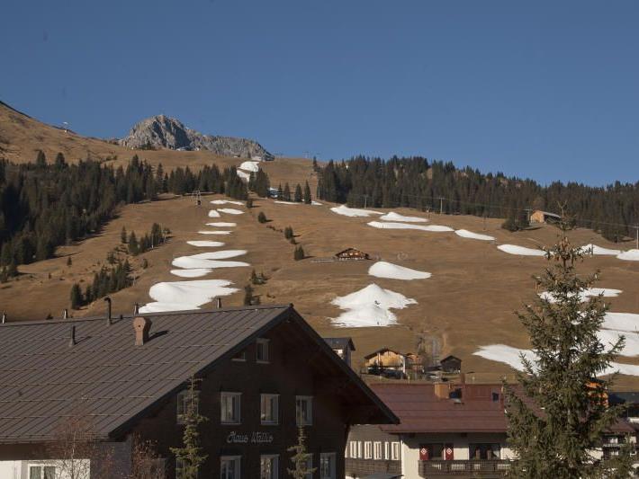 Kein Schnee in Sicht: Beschneite Pisten in Lech