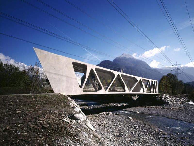Die Alfenz-Brücke in Lorüns wurde von den Architekten Stefan und Bernhard Marte geplant und zum dritten Mal mit einem internationalen Preis ausgezeichnet. Die Alfenz-Brücke in Lorüns wurde von den Architekten Stefan und Bernhard Marte geplant und zum dritten Mal mit einem internationalen Preis ausgezeichnet.