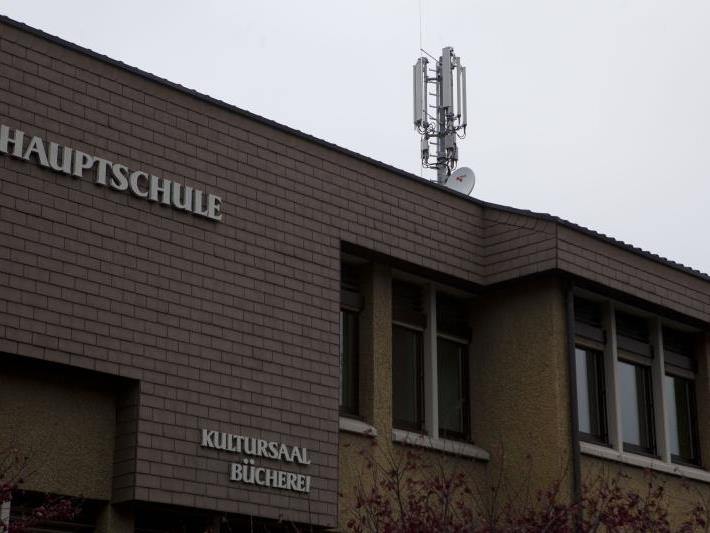 Der neue Sendemast auf dem „grünen Haus“ soll die UMTS-Versorgungslücke im Strohdorf schließen.