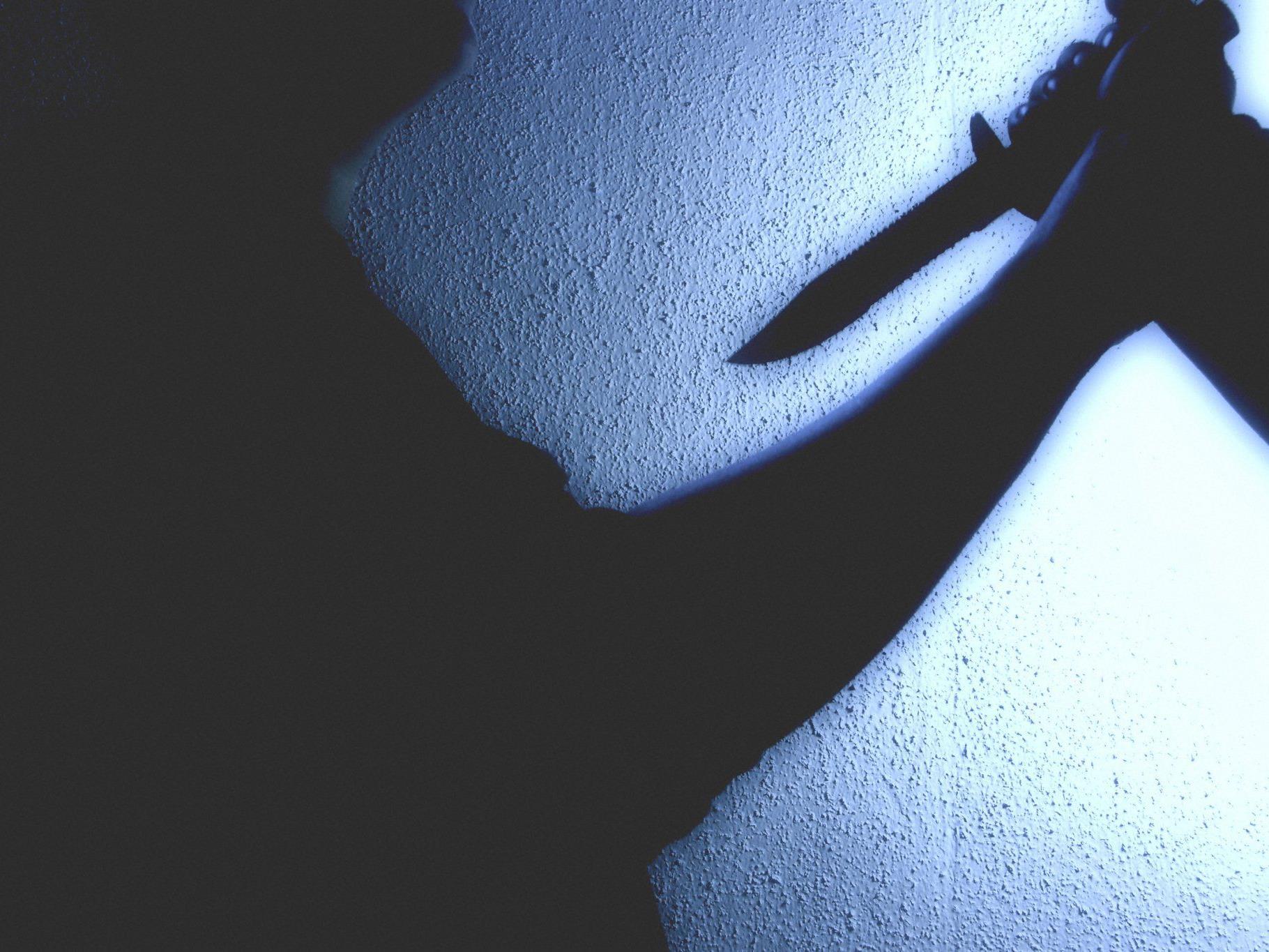 Der Täter bedrohte das Opfer mit einem Messer.