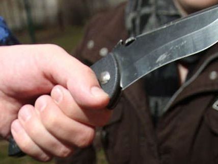 Ein 22-Jähriger wurde bei einer Messer-Attacke in Wien-Ottakring schwer verletzt. Ein 22-Jähriger wurde bei einer Messer-Attacke in Wien-Ottakring schwer verletzt.