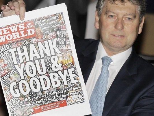 "News of the World" Chefredakteur Colin Myler präsentiert die letzte Ausgabe der Zeitung "News of the World" Chefredakteur Colin Myler präsentiert die letzte Ausgabe der Zeitung
