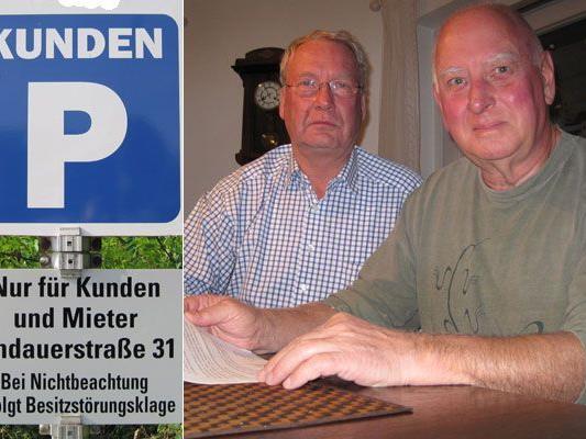 Klaus Wagner und Ludwig Widmer übersahen das Schild, das auf die Besitzstörungsklage hinweist.