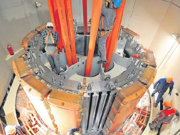 Das Absenken des Rotors - trotz riesiger Dimensionen eine Millimeterarbeit. Das Absenken des Rotors - trotz riesiger Dimensionen eine Millimeterarbeit.