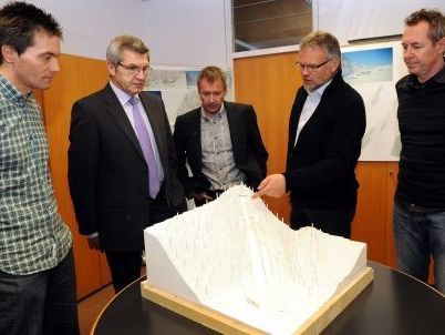 Landesrat Stemer zeigte sich erfreut, dass er für die weitere Umsetzung des Projekts auf die Unterstützung des zuständigen ÖSV-Direktors bauen kann. Landesrat Stemer zeigte sich erfreut, dass er für die weitere Umsetzung des Projekts auf die Unterstützung des zuständigen ÖSV-Direktors bauen kann.