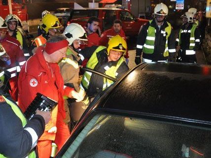 Eine Frau war bei dem Unfall im PKW eingeklemmt worden.