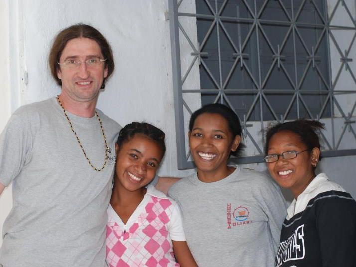 Gebhard Fitz, Obmann des Vereins „smile4“, mit drei Patientinnen. Das Engagement gilt der Umwelt und den Menschen Madagaskars.