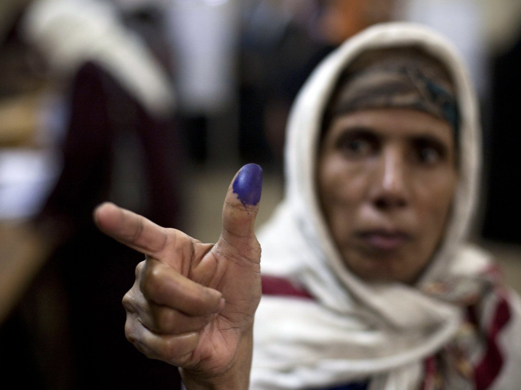 Viele ältere Ägypter, die schon seit Jahren nicht mehr wählen gegangen waren, reihten sich in die Schlangen ein. Viele ältere Ägypter, die schon seit Jahren nicht mehr wählen gegangen waren, reihten sich in die Schlangen ein.