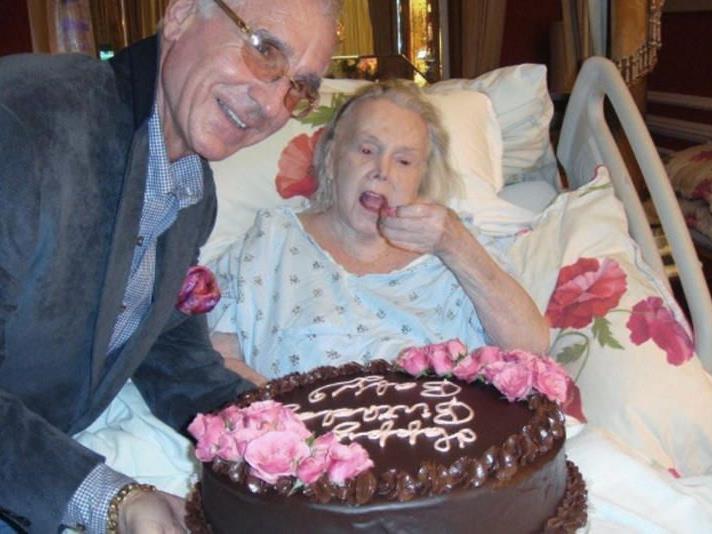 Bereits ihren 94. Geburtstag musste Zsa Zsa Gabor im Krankenbett feiern. Bereits ihren 94. Geburtstag musste Zsa Zsa Gabor im Krankenbett feiern.