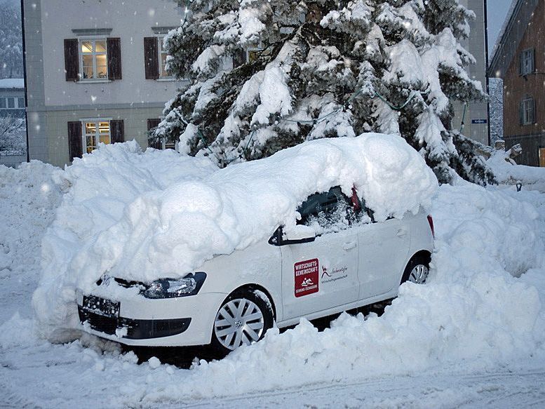 Hauptpreis des Gewinnspieles ist dieses nagelneue Auto (Foto vom 22. Dezember 2011). Hauptpreis des Gewinnspieles ist dieses nagelneue Auto (Foto vom 22. Dezember 2011).