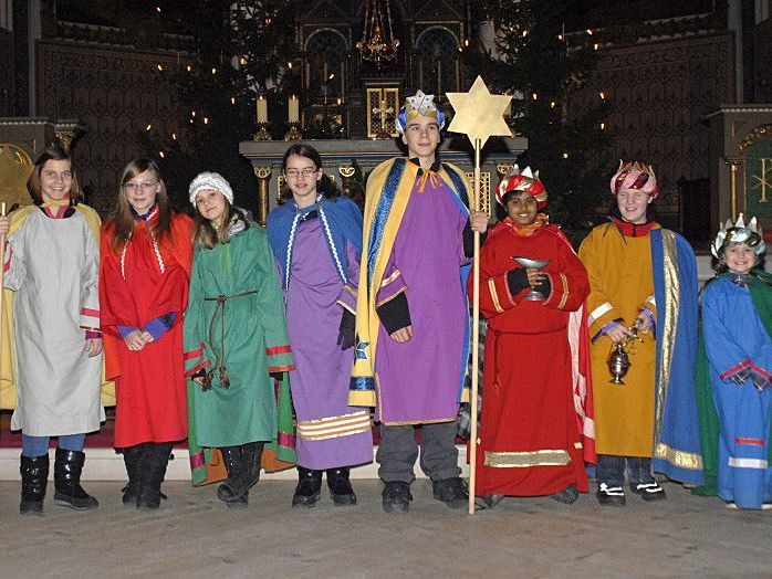 Die Schrunser Sternsinger verkünden die frohe Botschaft in den örtlichen Haushalten. Die Schrunser Sternsinger verkünden die frohe Botschaft in den örtlichen Haushalten.