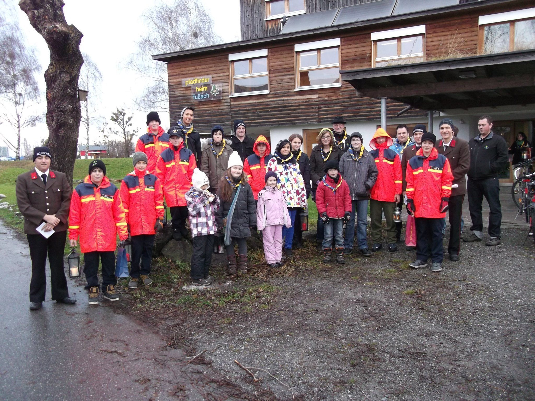 25 Helfer brachten das Friedenslicht 2011 in die Häuser 25 Helfer brachten das Friedenslicht 2011 in die Häuser