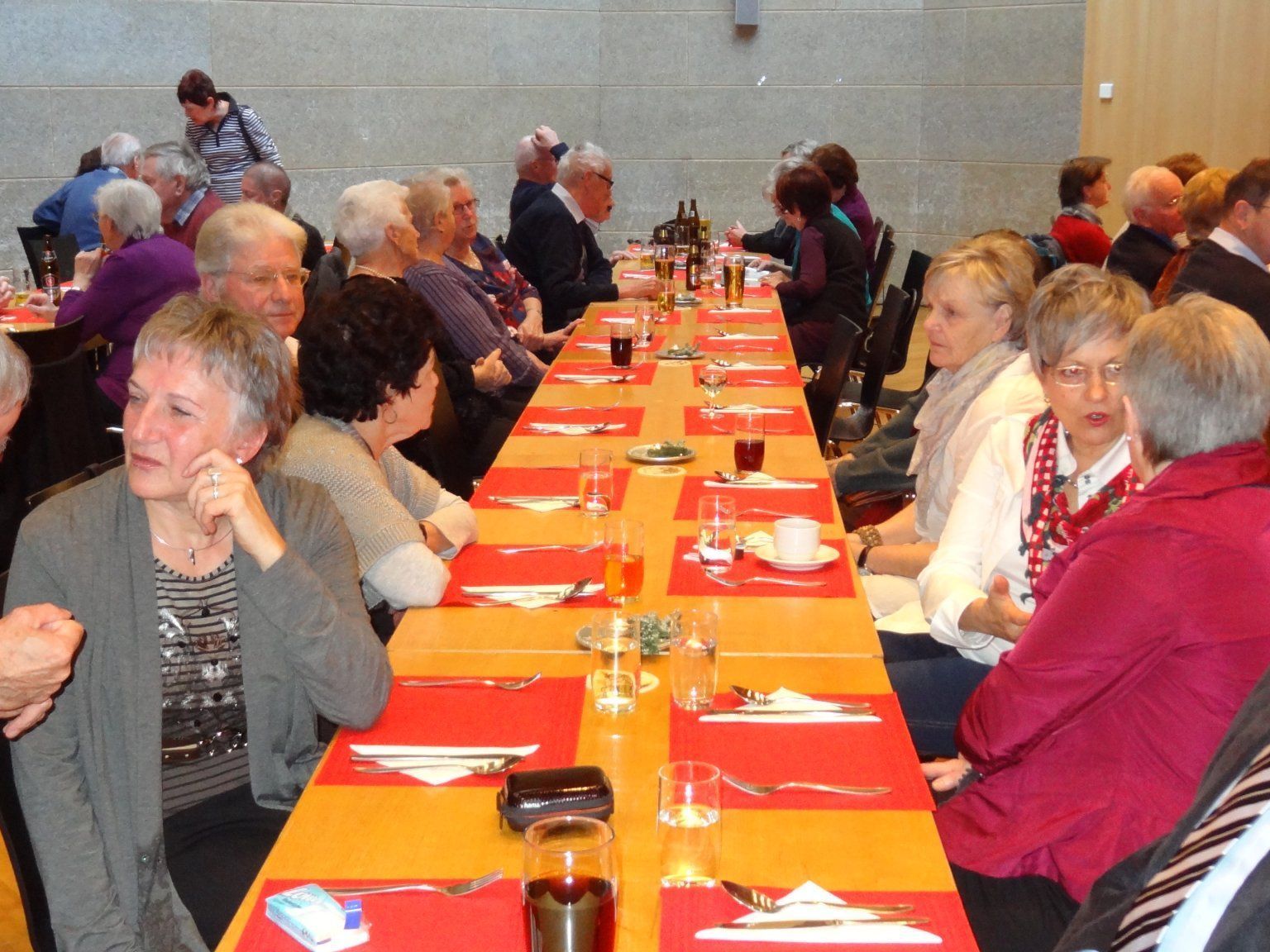 Gespannt warten die Gäste auf das Bevorstehende Gespannt warten die Gäste auf das Bevorstehende