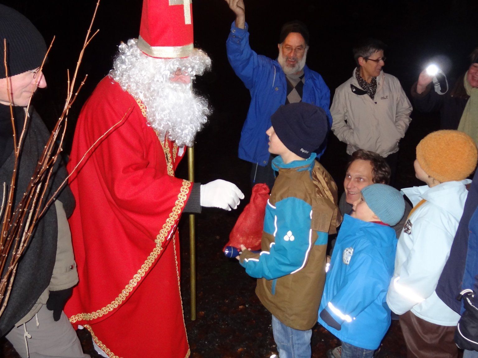 Die Kinder stehen an, um die Geschenke des Hl. Nilolaus entgegenzunehmen Die Kinder stehen an, um die Geschenke des Hl. Nilolaus entgegenzunehmen