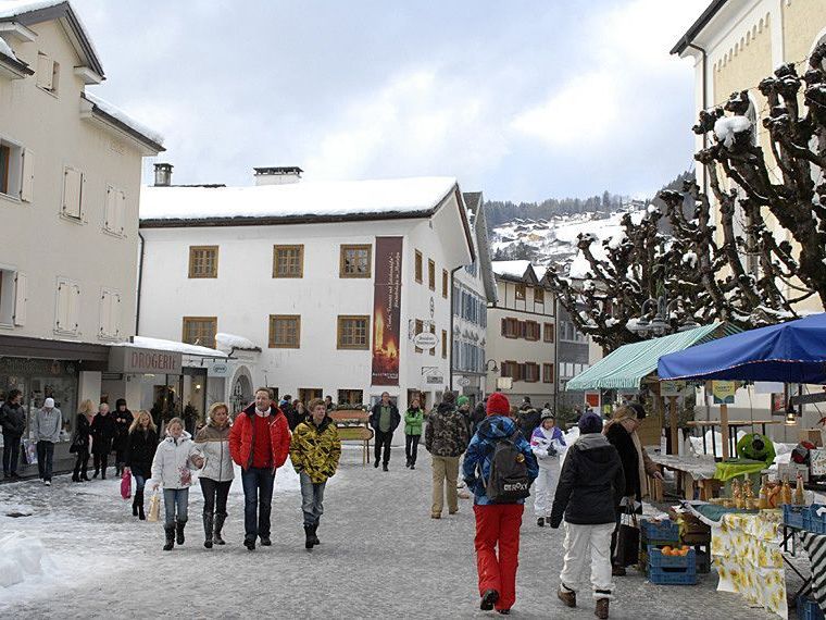 Touristen am Schrunser Kirchplatz, 29. Dezember 2011 Touristen am Schrunser Kirchplatz, 29. Dezember 2011