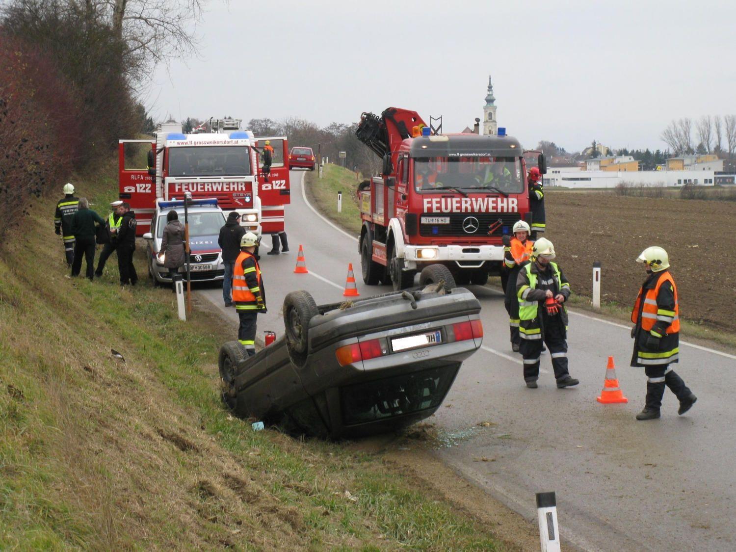 Glück im Unglück hatten die Passagiere dieses Autos in Großweikersdorf