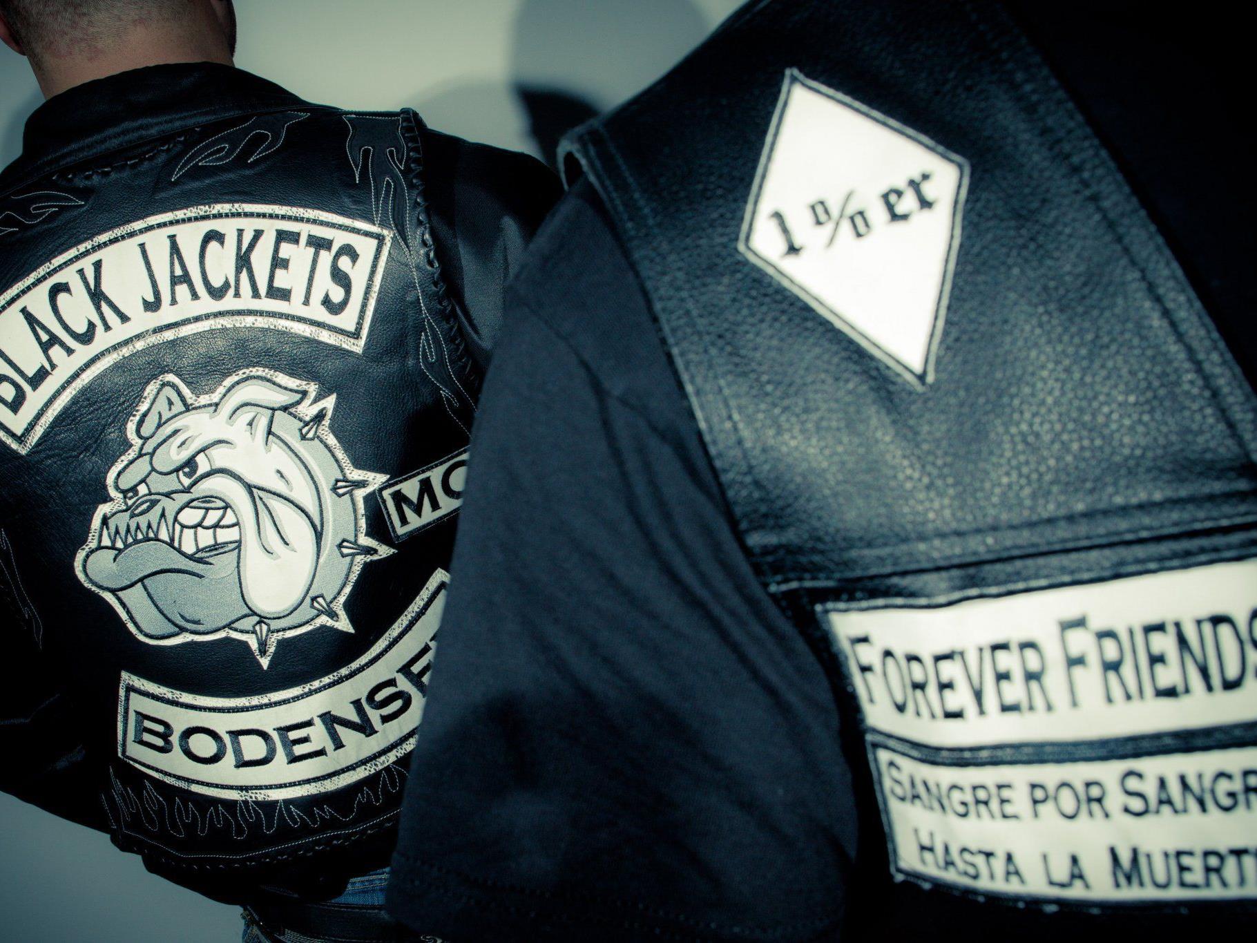 Die Black Jackets sind eine Bande von Jugendlichen und Erwachsenen. Die Black Jackets sind eine Bande von Jugendlichen und Erwachsenen.