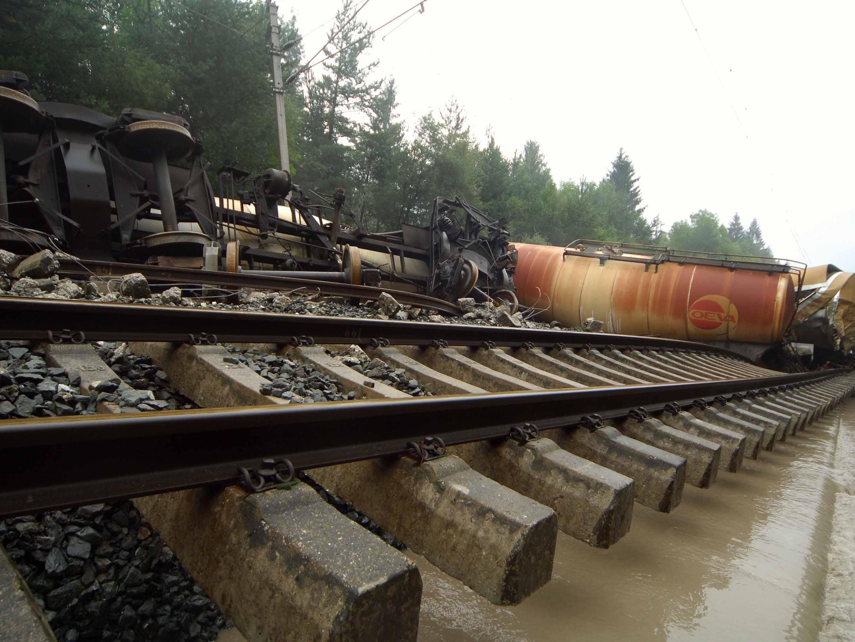 Beim Hochwasser im Jahr 2005 entgleiste unter anderem ein Güterzug.