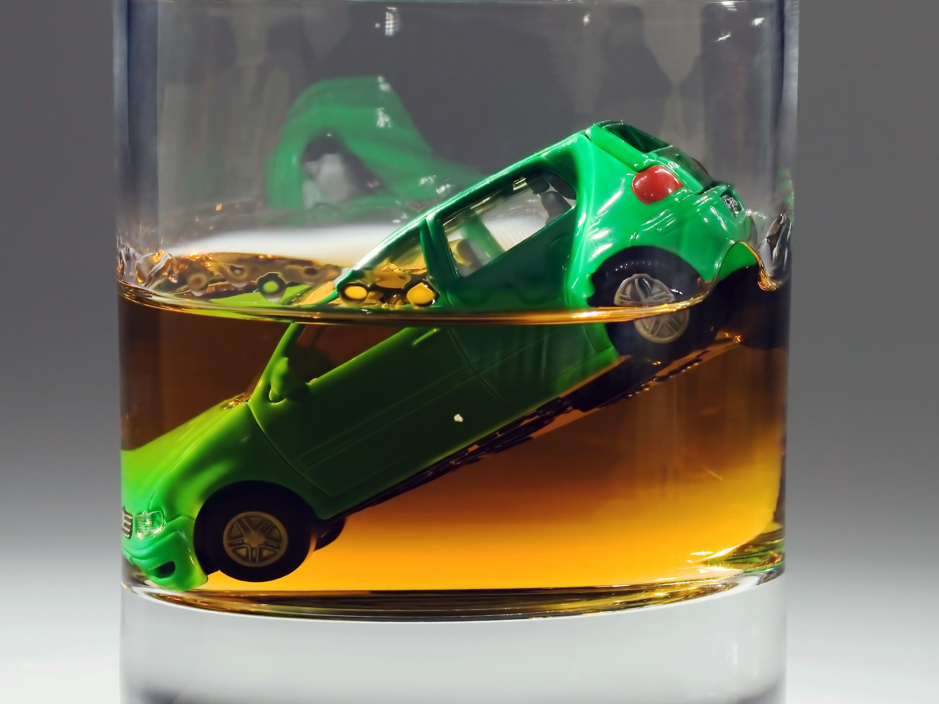Der Alkoholtest beim Autofahrer verlief positiv.