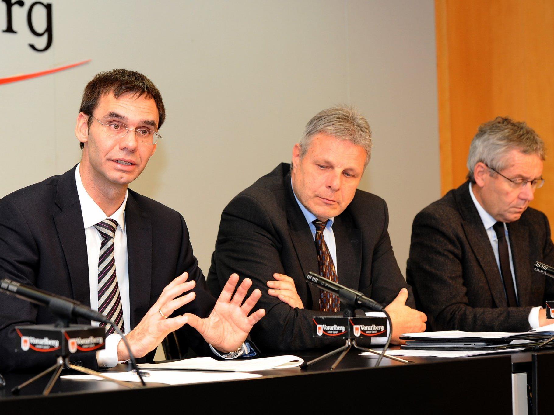 LH Wallner, AMS-Chef Strini und LSth. Rüdisser erläuterten die arbeitsmarktpolitischen Schwerpunkte für das Jahr 2012