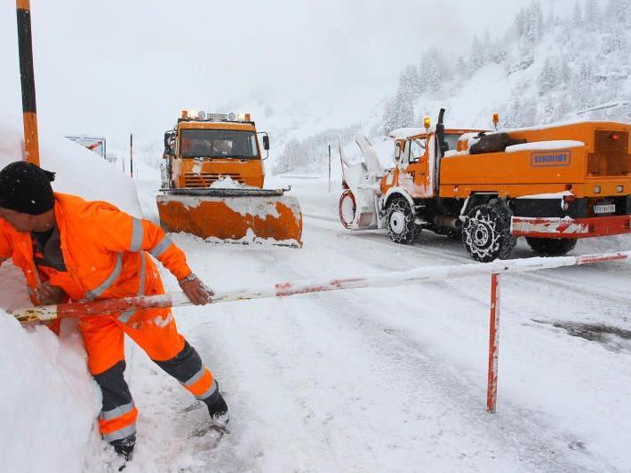 Die Zufahrtswege zu Bergdörfern wie Lech am Arlberg oder Gargellen waren über Nacht wegen der Lawinengefahr gesperrt.