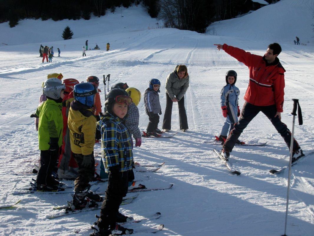 Viele Kinder genießen einen Skikurs im sonnigen Gurtis über die Weihnachtsferien