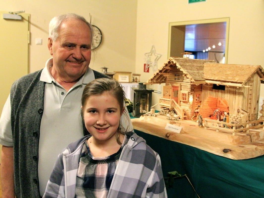 Enkelin Franziska ist begeistert, was Opa Josef Unterthurner als Holzschnitzer zustande bringt