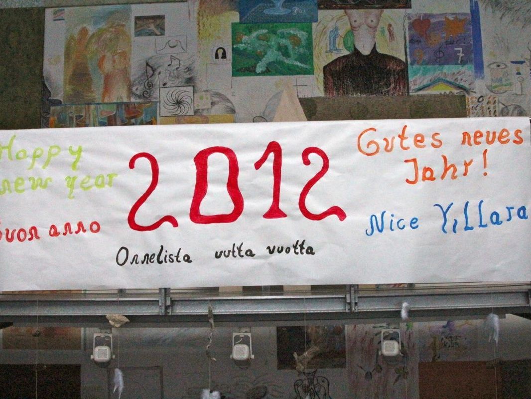 Beim Eingang des Krankenhauses erwartet bereits Kunst alle Besucher Beim Eingang des Krankenhauses erwartet bereits Kunst alle Besucher