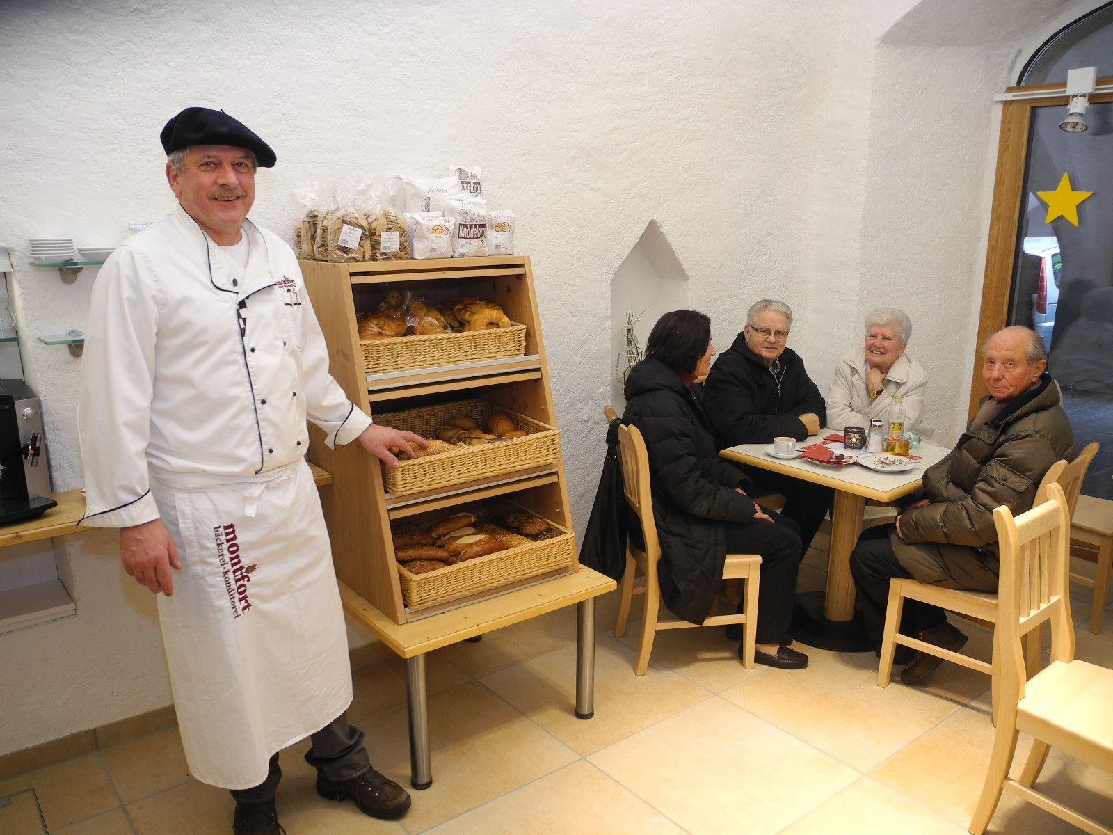 Bäckermeister Manfred Kuster in seiner neuen Monfort Bäckerei Filiale