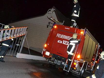 Die Feuerwehr musste zu einem Brand bei einem Autohaus in Neunkirchen ausrücken