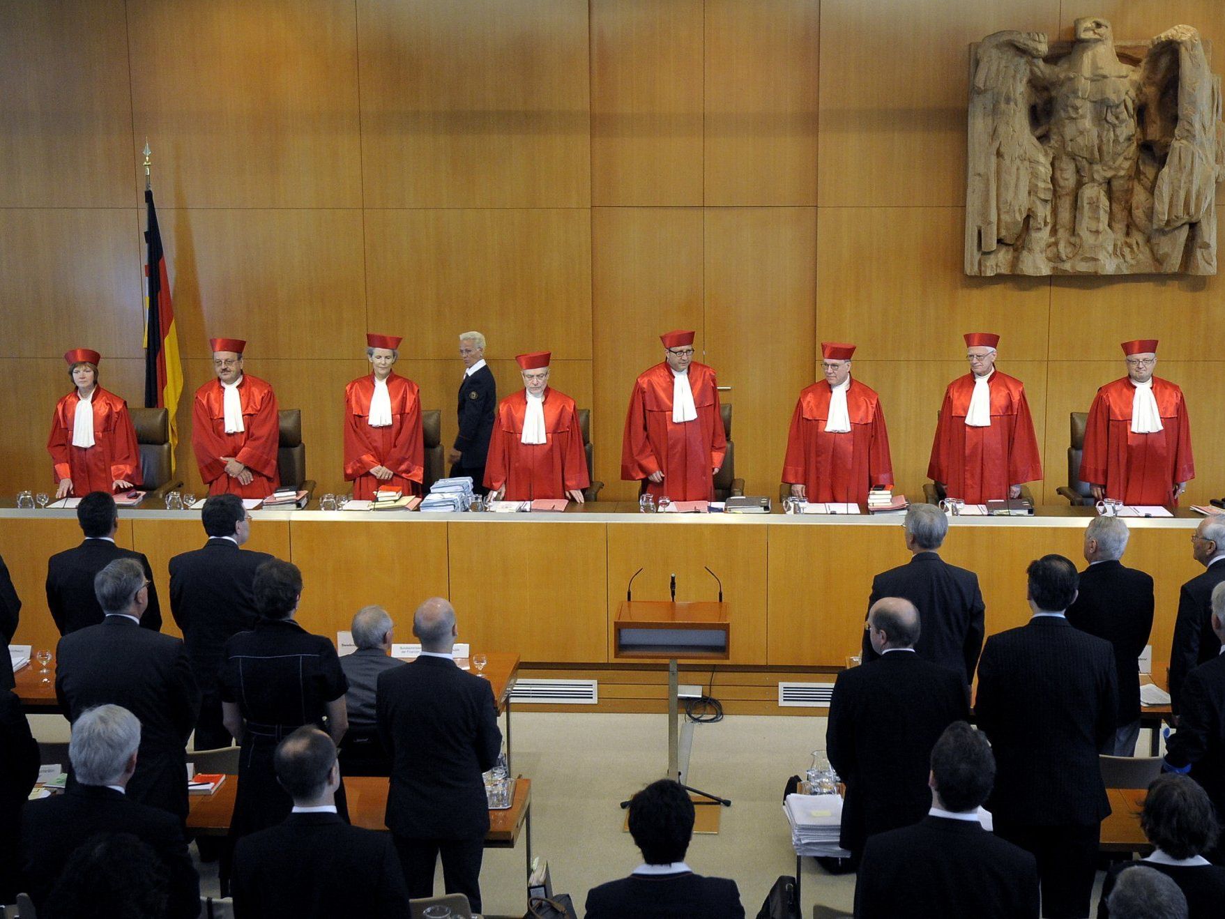 Ärzte und Journalisten dürfen unter Umständen abgehört und das Material anschließend verwendet werden. Ärzte und Journalisten dürfen unter Umständen abgehört und das Material anschließend verwendet werden.