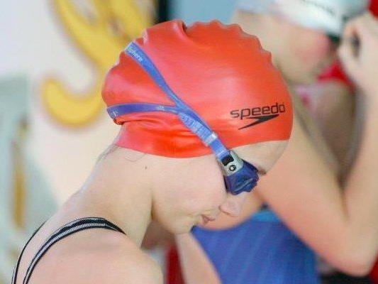 Emma Burtscher schwamm einen neuen Landesrekord über 50m Rücken