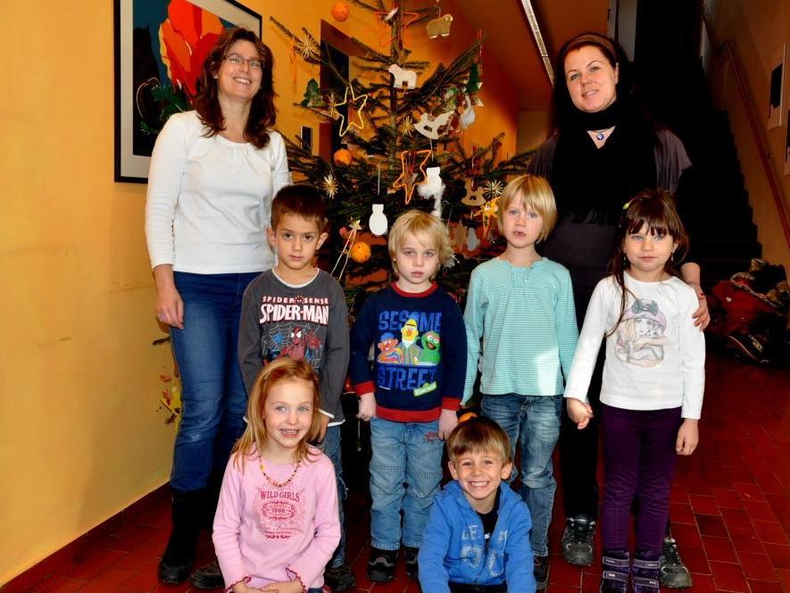 Mit viel Freude schmückten die Kinder vom Kinderhaus den Christbaum im Gemeindeamt.